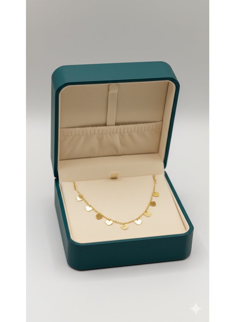 ورد عقد تشوكر نسائي ذهبي بتصميم قلوب صغيرة - مقاوم للصدأ ومثالي للاستخدام اليومي. - Image 2